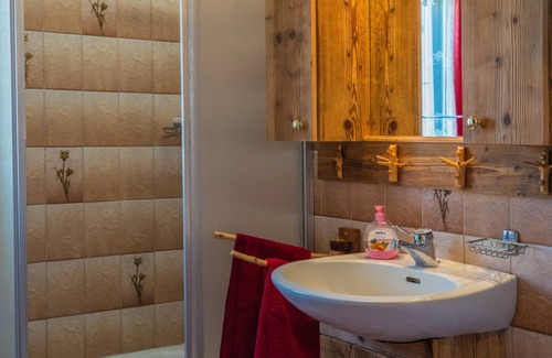 Weyregg am Attersee Apartment | Experience Scenic Views from a Cozy Canopy Bed Retreat