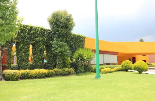 Atlacomulco Hotel | Explore Cantalagua Inn: Family-Friendly with Hot Tub Access
