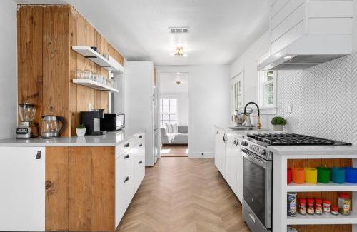 East Cesar Chavez House | Pet and Child Friendly Canterbury Cottage - 4 Star Comfort