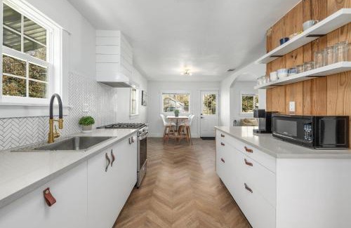 East Cesar Chavez House | Pet and Child Friendly Canterbury Cottage - 4 Star Comfort