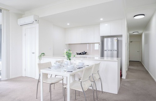 Canterbury Apartment | Canterbury fashion 2Br steps to Train & Woolworths