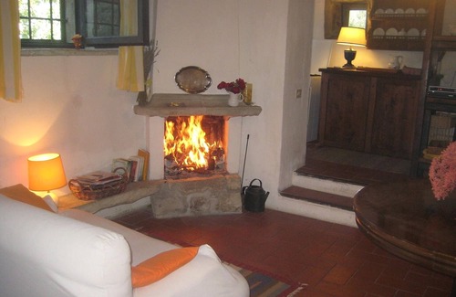 Londa House | Discover Cantina Di Bacco: Cozy Cottage with Pool & Views