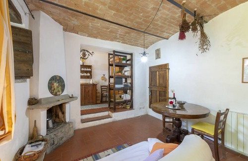 Londa House | Discover Cantina Di Bacco: Cozy Cottage with Pool & Views