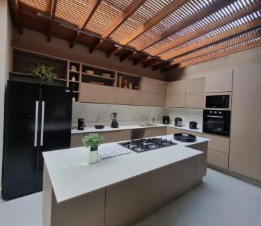 Camburi House | Oceanfront Retreat: Cantinho no Mar with Pool & Ocean View