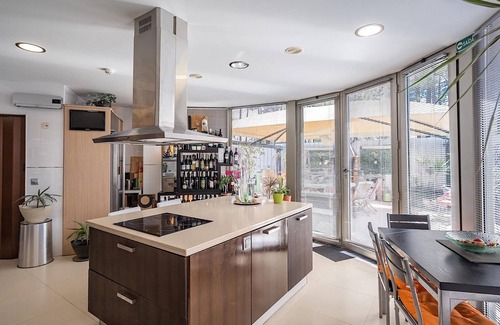 Vila Nogueira de Azeitao Villa | Discover Cantua Villa: Private Pool & Family-Friendly Amenities