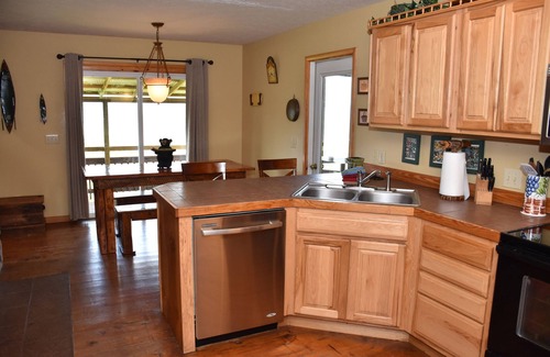Eureka Springs Cabin | Top-Rated Canucanoe Riverview Lodge with Pool & Spa