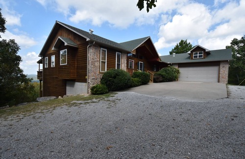 Eureka Springs Cabin | Top-Rated Canucanoe Riverview Lodge with Pool & Spa