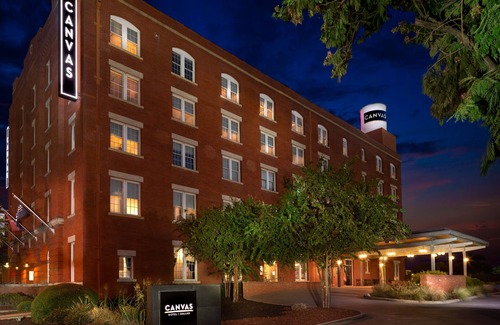 Cedars Apartment | Relax at Canvas Hotel Dallas: Pet-Friendly & Pool Access