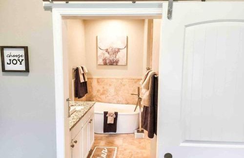 Canyon Lake Villa | Pet-Friendly Canyon Lake Oasis Steps from Boat Ramp
