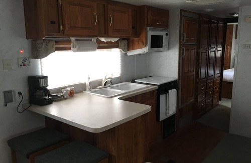 Williams Hotel | Discover Canyon Motel and RV Park with Pool & Breakfast