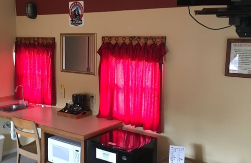 Williams Hotel | Discover Canyon Motel and RV Park with Pool & Breakfast