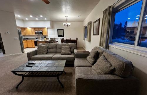 Tusayan Apartment | Experience Canyon Plaza Premier Studios with Ocean Views