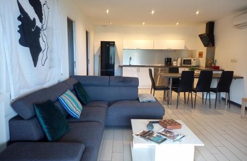 Figarella Apartment | Pet-Friendly Cap CORSE URIBELLINU: Oceanfront Retreat with Breakfast