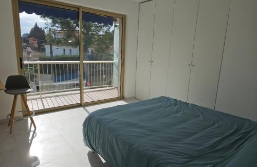 Cap-d'Antibes Apartment | Oceanfront Cap d'Antibes Port Aubernon: 4-Star Retreat