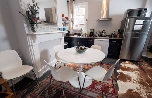 Stanton Park Bed & Breakfast | Stylish Cap Hill 2 Bedroom Loft, FREE Parking Near Capitol