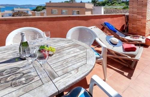 Llanca Apartment | Oceanfront Cap Ras II: Rated 8.8 with Spa & Breakfast