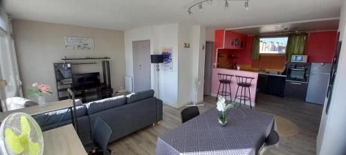 Tarbes Apartment | Inviting Cap Sud: Comfort with Pyrenees Views in City Center