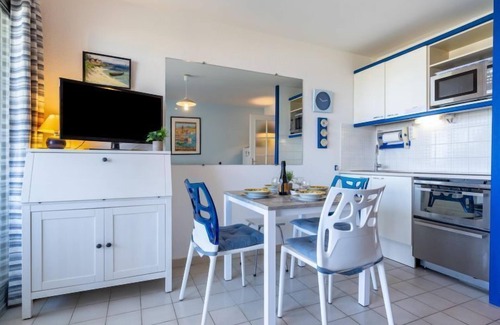 La Cote Radieuse Apartment | Cozy Cap Sud: Oceanfront Escape with Spa & Kitchen Amenities