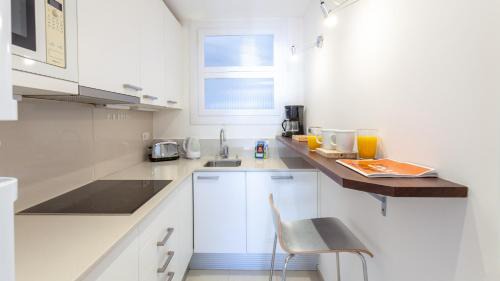 Llafranc Apartment | Oceanfront Capdevila: Family-Friendly with Scenic Views