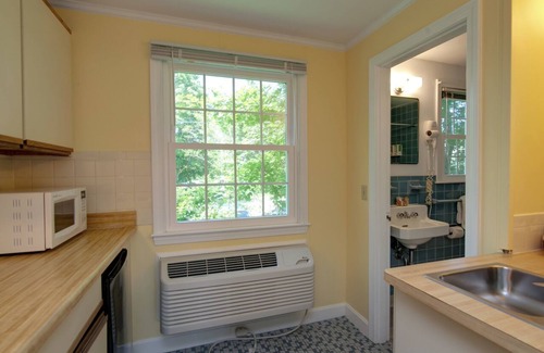 Hyannis Hotel | Inviting Cape Cod Harbor House Inn: Family-Friendly Retreat