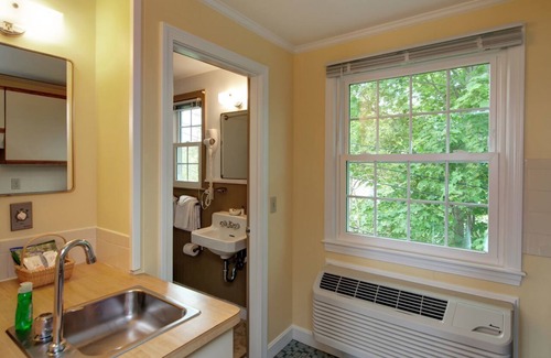 Hyannis Hotel | Inviting Cape Cod Harbor House Inn: Family-Friendly Retreat