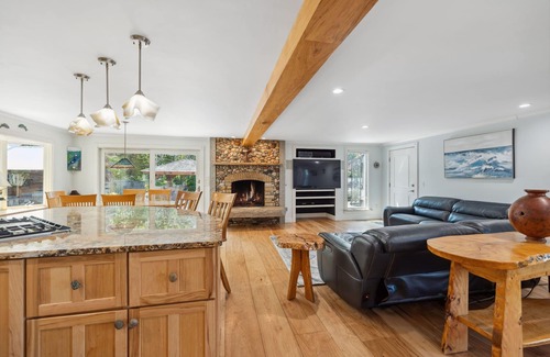 North Eastham House | Indulge in Cape Cod Oasis: Pool, Outdoor Kitchen & Bar