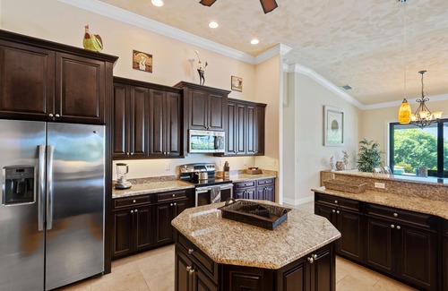 Pelican Villa | Dream Villa in Cape Coral with Pool, Spa & Canal Views