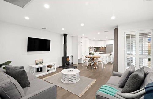 Capel Sound House | Capel Home: Oceanfront Getaway with Spa & Breakfast
