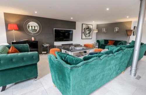 Llanrug House | Guest Favorite: Capel Mawr, Basement 19 - Child Friendly Stay