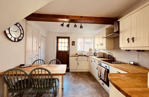 Branston Cottage | Inviting Cottage Near Lincoln with Breakfast & Family Amenities