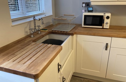 Branston Cottage | Inviting Cottage Near Lincoln with Breakfast & Family Amenities