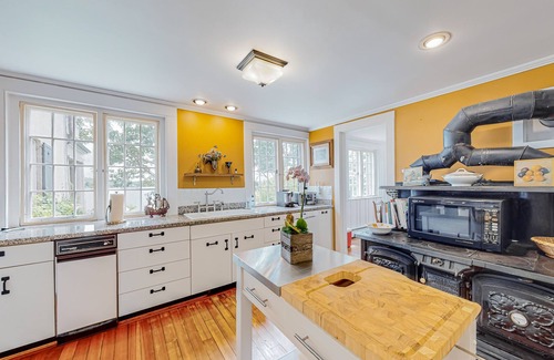 Buzzards Bay House | Exceptional Capeview Estate with Oceanfront Amenities