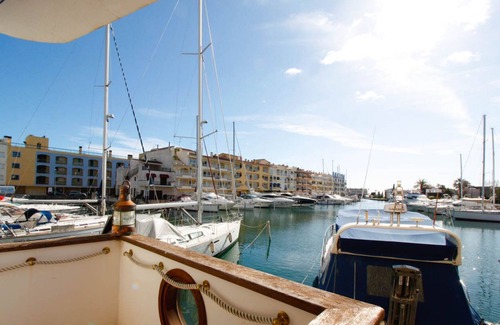 Empuriabrava Apartment | Capità Cabin - Premier Oceanfront Retreat with Spa & Pool