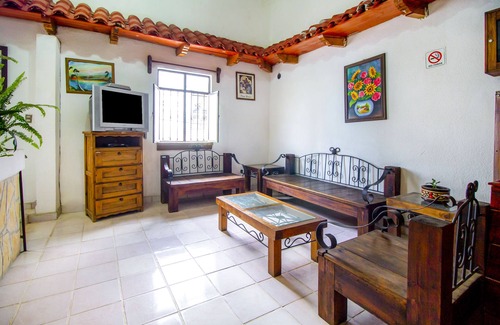De Mexicanos Hostel | Relax at Hotel Las Nubes: Family-Friendly with Spa Access