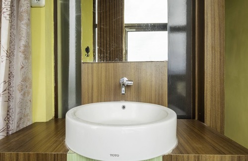 Pelabuhan Ratu Hotel | Discover Capital O 1973 Guest House Toserba Selamat Syariah