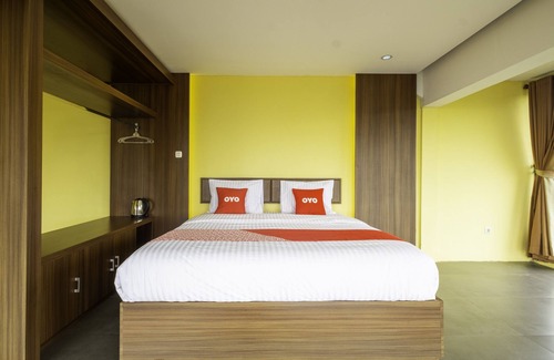 Pelabuhan Ratu Hotel | Discover Capital O 1973 Guest House Toserba Selamat Syariah