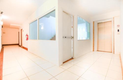 Chom Phon Hotel | Budget-Friendly Stay at Capital O 411 Grandview Condo