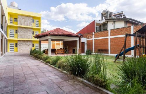 Atlixco Hotel | Relax at OYO Hotel Emperadores Inn with Family-Friendly Pool