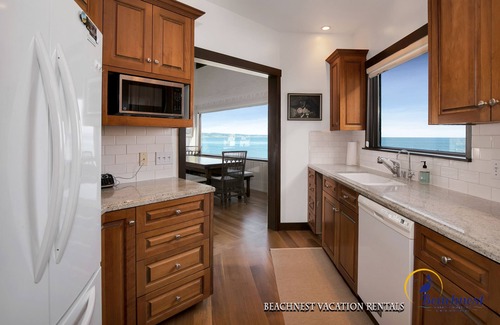 Capitola House | Exceptional Capitola Oceanside with Breakfast & Family Amenities