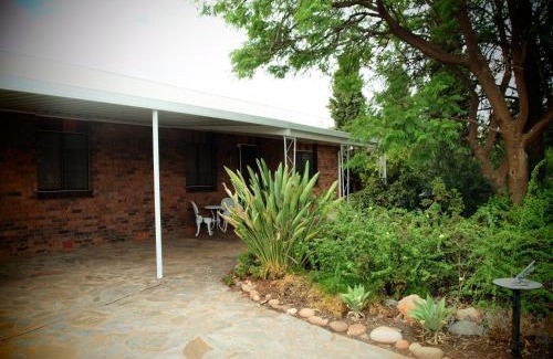 Broken Hill House | Discover Capon Cottage: 4-Star Family-Friendly Retreat