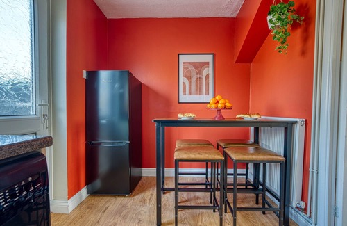 Loughborough House | Capri 13 SA: Ideal Spot Near Uni with Free Parking & Wifi