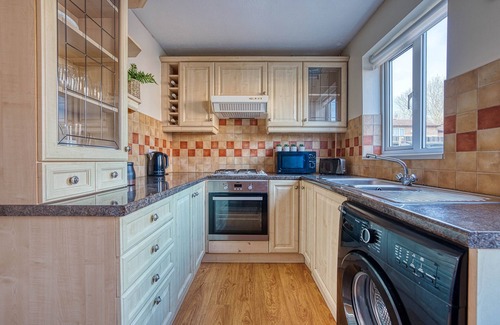 Loughborough House | Capri 13 SA: Ideal Spot Near Uni with Free Parking & Wifi