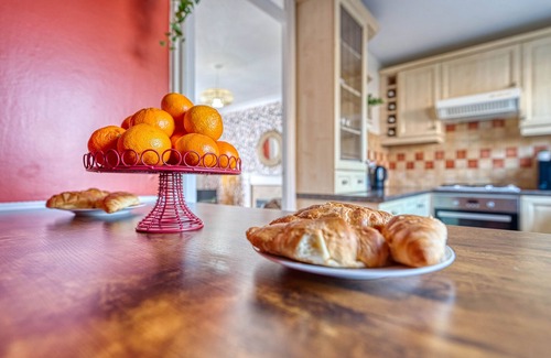 Loughborough House | Capri 13 SA: Ideal Spot Near Uni with Free Parking & Wifi