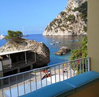 Marina Piccola Apartment | Oceanfront Capri Beach Relais Oltremare with Hot Tub