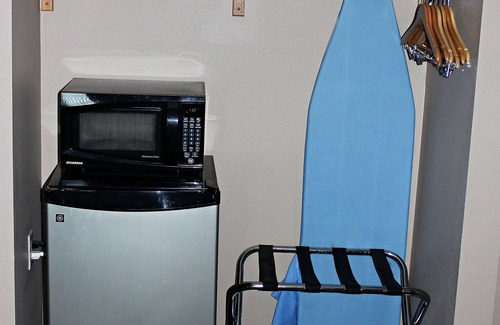 Beatrice Hotel | Relax at Capri Inn and Suites of Beatrice with Pool & Spa