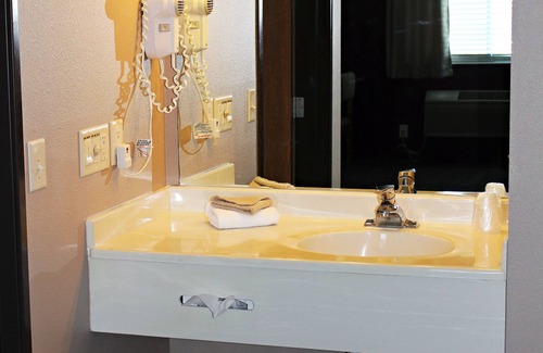Beatrice Hotel | Relax at Capri Inn and Suites of Beatrice with Pool & Spa