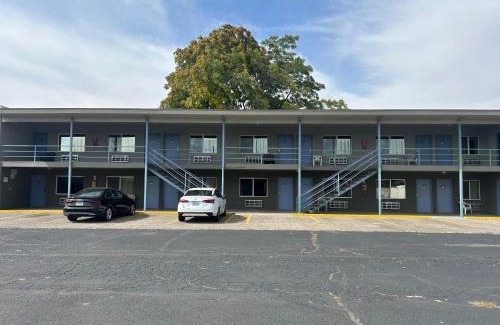 Walla Walla Hotel | Pet-Friendly Capri Motel with Ocean View and Accessibility