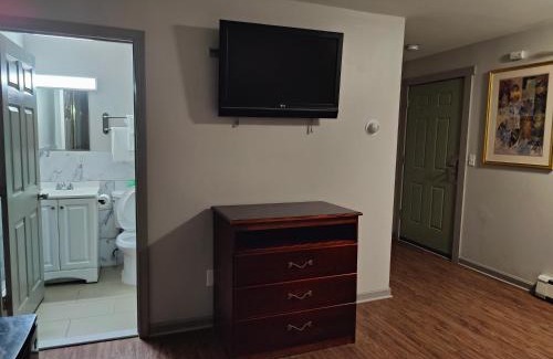 North Dartmouth Hotel | Beachfront Capri Motel with Hot Tub & Ocean Views