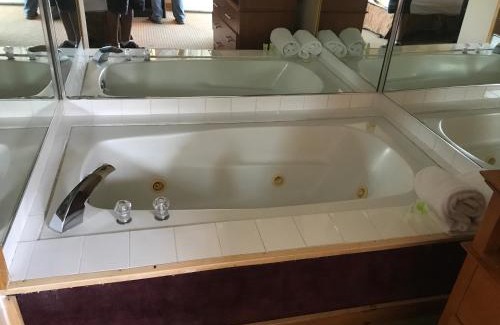 North Dartmouth Hotel | Beachfront Capri Motel with Hot Tub & Ocean Views