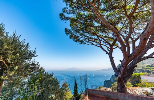 Tiberio Villa | Family-Friendly Capri Turquoise by Napoliapartments
